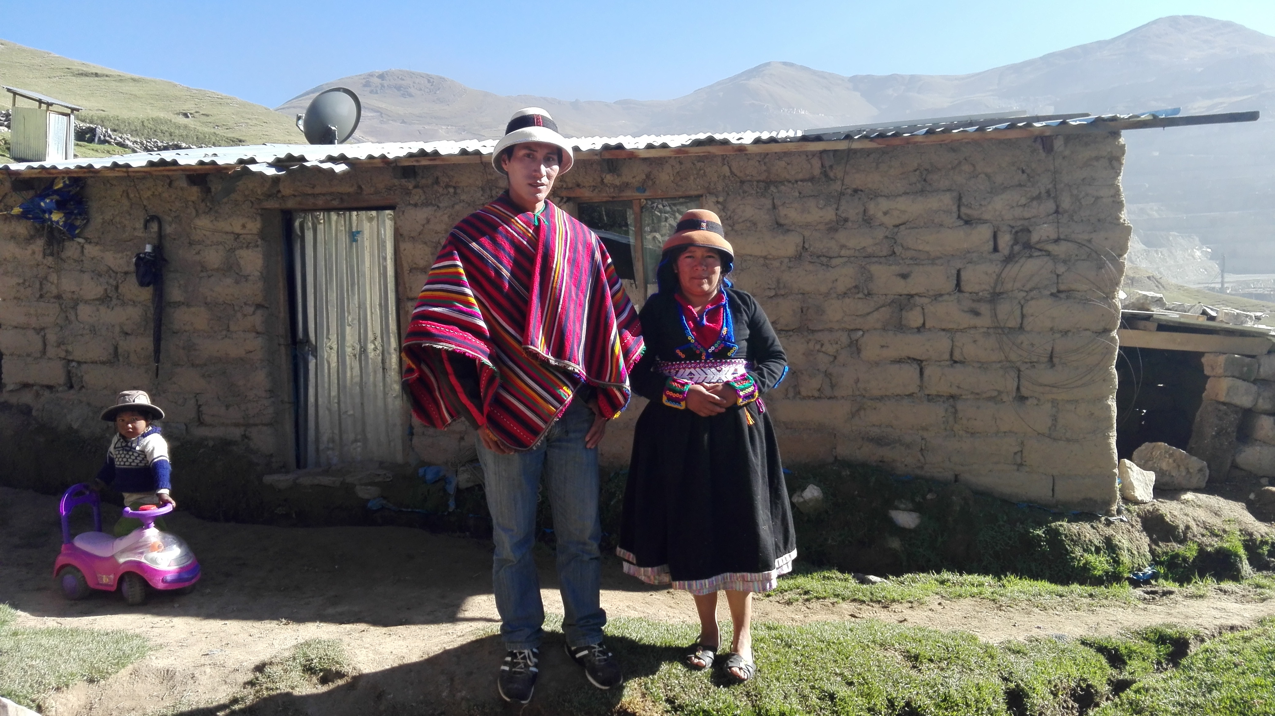 Celia Huamaní y su esposo Lenin Quispitupa aseguran que los trabajadores de la mina a veces golpean a su ganado. Foto: Milagros Salazar - Convoca.pe
